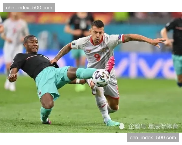 斯洛特战术试验频仍，四后卫与三中卫体系切换应对不同对手